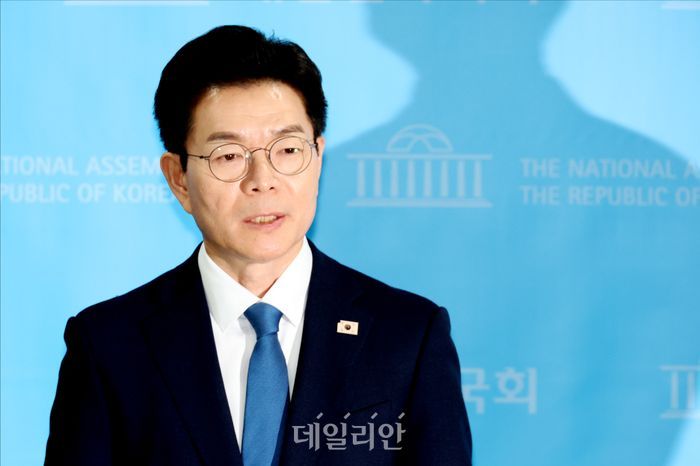 정원오 더불어민주당 서울시장 예비후보가 지난 11일 오후 국회 소통관 기자회견장에서 기자회견을 마친 뒤 질의응답을 하고 있다. ⓒ데일리안 홍금표 기자