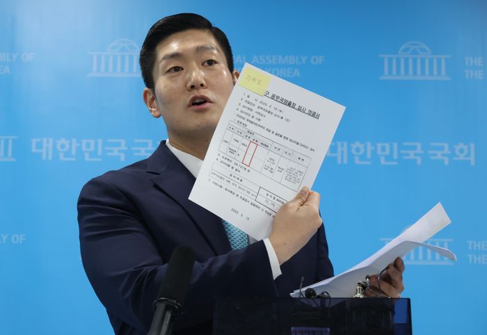 김재섭 국민의힘 의원이 31일 오전 서울 여의도 국회 소통관에서 정원오 민주당 서울시장 예비후보의 성동구청장 재직시 