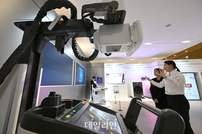 지난 18일 경기 수원시 영통구 수원컨벤션센터에서 열린 제57기 삼성전자 정기주주총회에서 주주들이 인공지능(AI) 탑재 엑스레이 의료기기를 보고 있다.ⓒ뉴시스