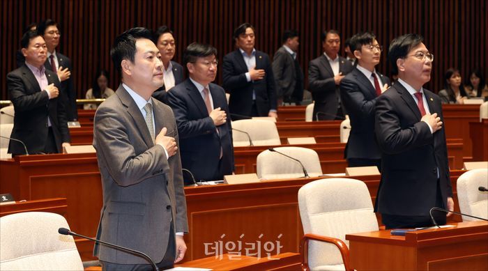 국민의힘 장동혁 대표, 송언석 원내대표 등이 지난 19일 오전 국회에서 열린 국민의힘 의원총회에서 국민의례를 하고 있다. ⓒ데일리안 홍금표 기자