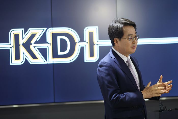 세종시 한국개발연구원에서 열린 재정사업평가 분과위원회 참석을 마치고 내용을 설명하는 김동연 지사. ⓒ경기도 제공