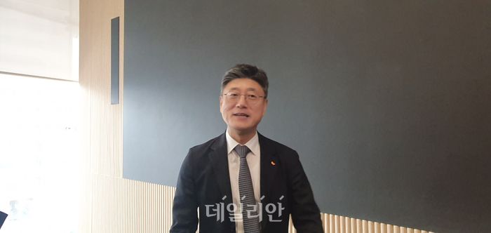 정재헌 SK텔레콤 사장이 제42기 정기주주총회 직후 기자들의 질의에 답하고 있다. ⓒ데일리안 조인영 기자