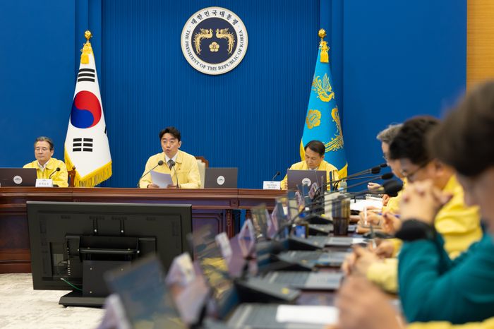 강훈식 비서실장이 3일 청와대 여민관 영상회의실에서 수석보좌관회의를 주재하고 있다. ⓒ뉴시스