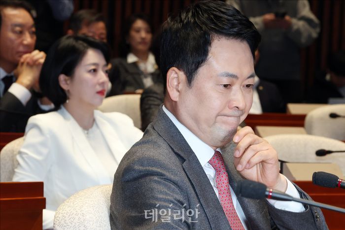 장동혁 국민의힘 대표가 9일 오후 서울 여의도 국회에서 열린 국민의힘 긴급 의원총회에서 생각에 잠겨 있다. ⓒ데일리안 홍금표 기자