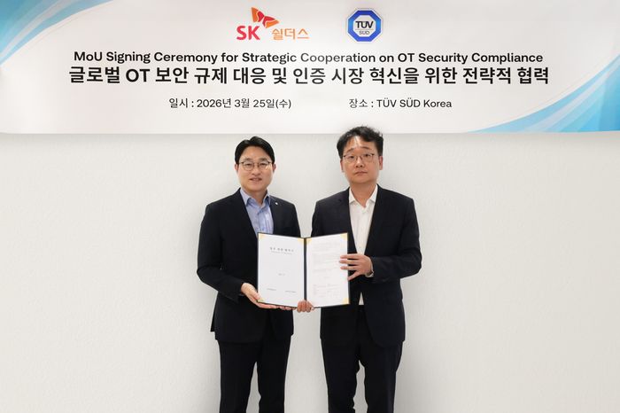 지난 25일 이재우 SK쉴더스 사이버기술본부장(우측)과 서정욱 티유브이슈드코리아 대표가 서울 영등포구에 위치한 티유브이슈드코리아 본사에서 진행된 OT/ICS 보안 사업 강화 및 협업을 위한 업무협약을 체결한 뒤 기념촬영을 하고 있다.ⓒSK쉴더스