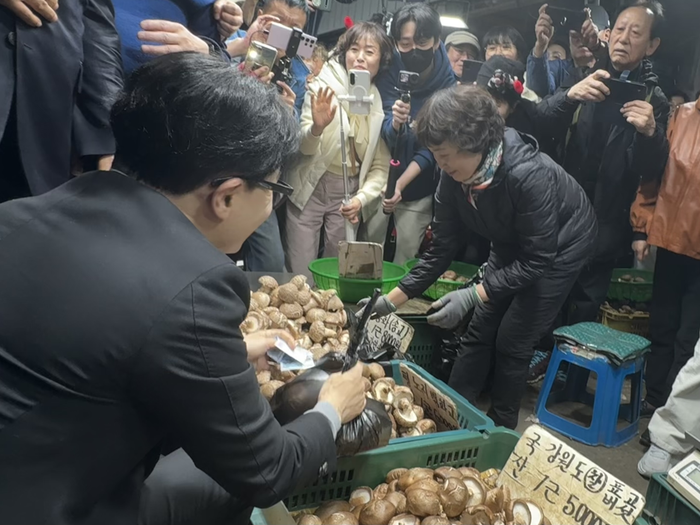 한동훈 전 국민의힘 대표가 22일 서울 동대문구 경동시장에 위치한 한 가게에서 마늘을 구매하고 있다. ⓒ데일리안 오수진 기자