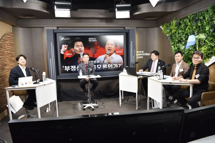 이준석 개혁신당 대표와 유튜버 전한길(본명 전유관)씨가 구성한 토론팀이 지난달 27일 부정선거를 주제로 한 유튜브 채널을 통해 생중계 무제한 토론을 하고 있다. ⓒ연합뉴스