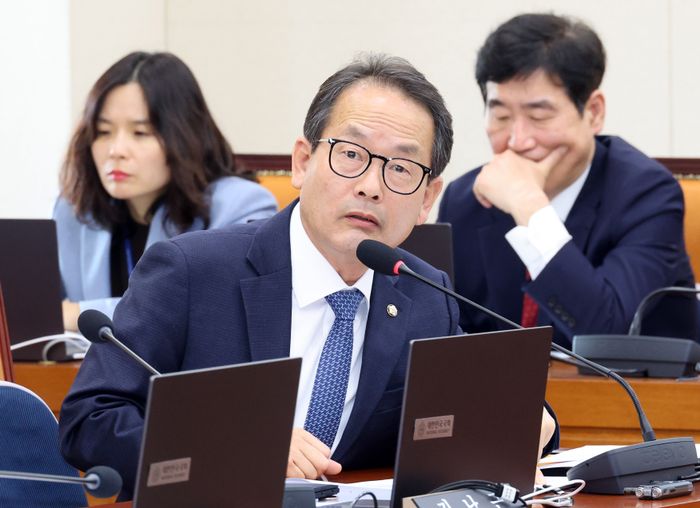 강준현 국회 정무위원회 더불어민주당 간사가 지난 2월 23일 오후 서울 여의도 국회에서 열린 전체회의에서 국무위원들에게 질의를 하고 있다. ⓒ뉴시스