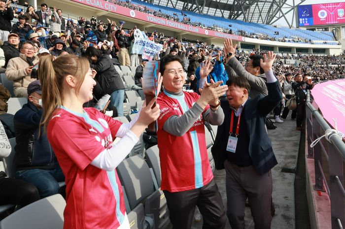 이상일 시장이 1일 미르스타디움에서 열린 하나은행 K리그2 홈 개막전에서 응원을 하고 있다. ⓒ용인시 제공
