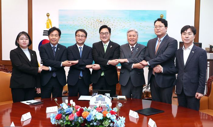 우원식 국회의장이 지난 19일 국회의장실에서 원내 6개 정당 원내대표와 회동하기에 앞서 기념 촬영을 하고 있다. 국민의힘은 불참했다. 왼쪽부터 기본소득당 용혜인 원내대표, 진보당 윤종오 원내대표, 더불어민주당 한병도 원내대표,우원식 국회의장, 조국혁신당 서왕진 원내대표, 개혁신당 천하람 원내대표, 사회민주당 한창민 원내대표 ⓒ연합뉴스