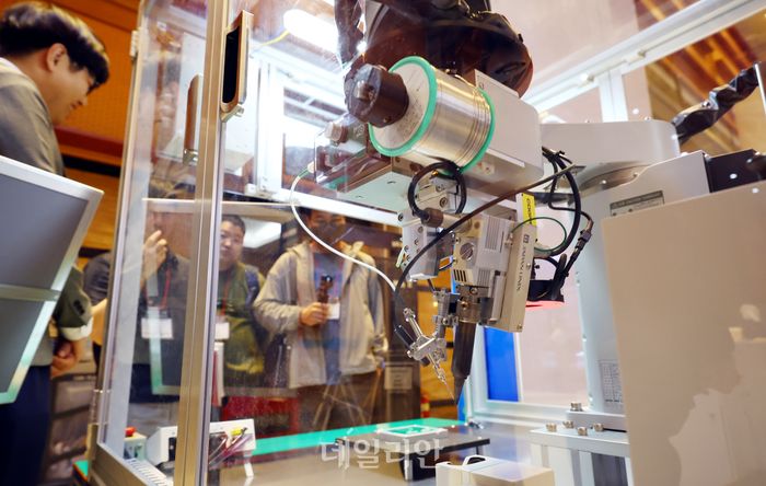 지난해 서울 강남구 코엑스에서 열린 한국전자제조산업전X오토모티브월드코리아에서 관람객들이 전자제조, 스마트팩토리, 자동차 산업과 관련된 장비들을 관람하고 있다.ⓒ뉴시스