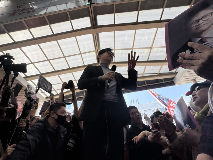 한동훈 전 국민의힘 대표가 22일 서울 동대문구 경동시장을 찾아 연설을 하고 있다. ⓒ데일리안 오수진 기자