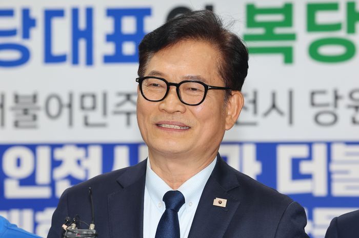 더불어민주당 송영길 전 대표가 지난달 20일 인천 남동구 인천시당을 찾아 고남석 시당위원장에게 복당 신청서를 제출한 뒤 소감을 밝히고 있다. ⓒ연합뉴스