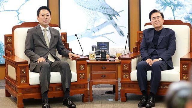 장동혁 국민의힘 대표(왼쪽)가 10일 충남도청에서 김태흠 충남도지사(오른쪽)과 만나 대화를 나누고 있다. ⓒ연합뉴스