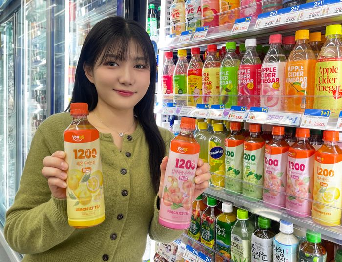 GS25에서 모델이 아이스티를 들고 포즈를 취하고 있다.ⓒGS25
