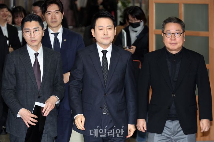 장동혁 국민의힘 대표가 지난달 20일 오전 국회에서 윤석열 전 대통령의 내란 우두머리 1심 선고 결과 관련 입장을 발표하기 위해 이동하고 있다. ⓒ데일리안 홍금표 기자