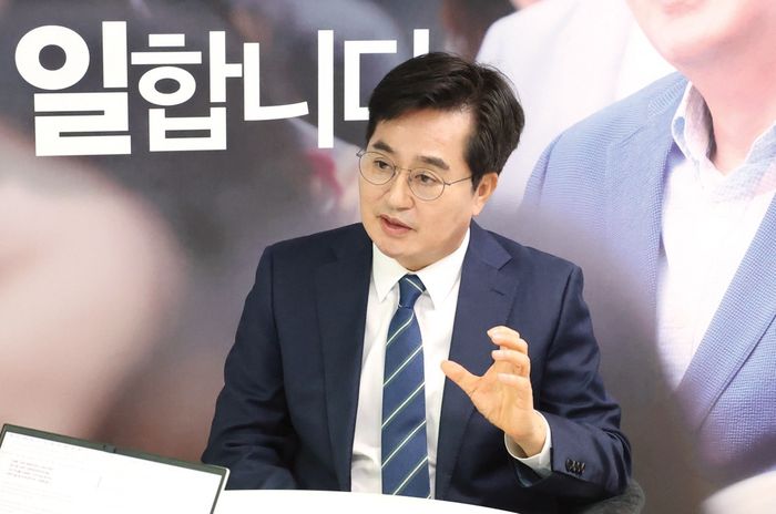 6·3 지방선거 더불어민주당 경기도지사 후보인 김동연 경기도지사가 27일 수원시 인계동 선거사무소인 