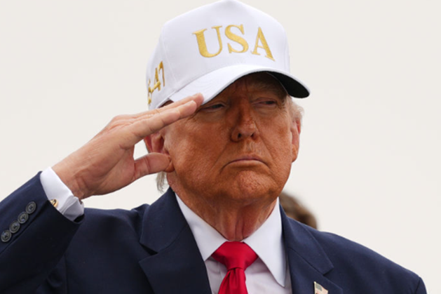 도널드 트럼프 미국 대통령이 지난 7일 미 델라웨어주 공군기지에서 전사자 유해 송환식에 참석해 거수경례를 하고 있다. ⓒAP/뉴시스