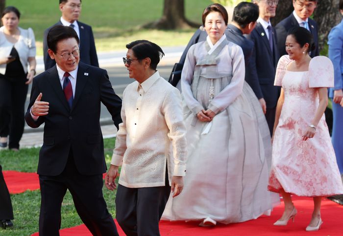 이재명 대통령과 김혜경 여사가 3일필리핀마닐라 말라카냥궁에서 열린 국빈방문 환영식을 마친 뒤 페르디난드 마르코스 필리핀 대통령, 루이즈 아라네타 마르코스 여사와 함께 건물로 이동하고 있다.ⓒ연합뉴스