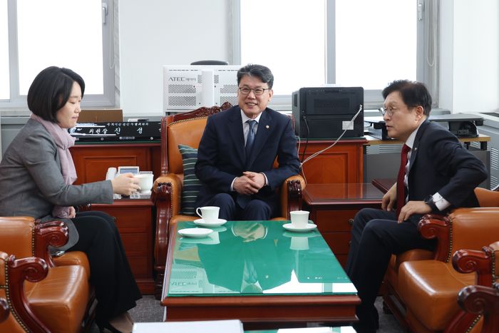 국회 예산결산특별위원회 진성준 위원장과 이소영 더불어민주당 간사, 박형수 국민의힘 간사가 27일 국회에서 추경 심사 일정을 협의하기 위해 회동하고 있다. ⓒ뉴시스