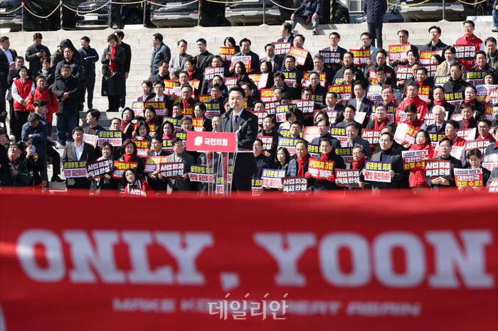 장동혁 국민의힘 대표가 지난 3일 오후 국회본청 앞 계단에서 열린 국민의힘 사법독립 헌정수호를 위한 대국민 호소 국민대장정 규탄대회에서 출정사를 하고 있다. ⓒ데일리안 홍금표 기자