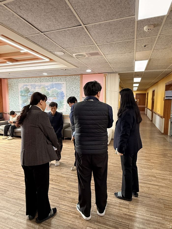 화성시 돌봄복지국장이 장애인 거주시설을 살펴보고 있는 모습. ⓒ화성시 제공