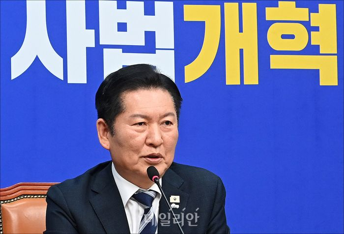 정청래 더불어민주당 대표가 17일 오전 국회에서 검찰개혁 관련 긴급 기자회견을 하고 있다. ⓒ데일리안 홍금표 기자