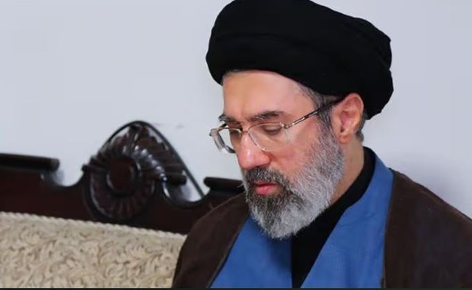 이란의 최고지도자로 선출된 모즈타바 하메네이가 2024년 10월1일 이란 수도 테헤란에 있는 헤즈볼라 사무실을 방문한 모습. ⓒ AFP/연합뉴스