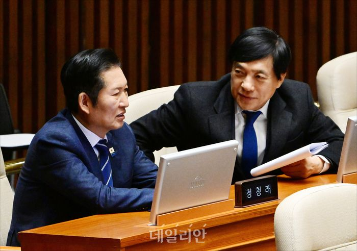 더불어민주당 정청래 대표(왼쪽)와 이성윤 최고위원 ⓒ데일리안 홍금표 기자