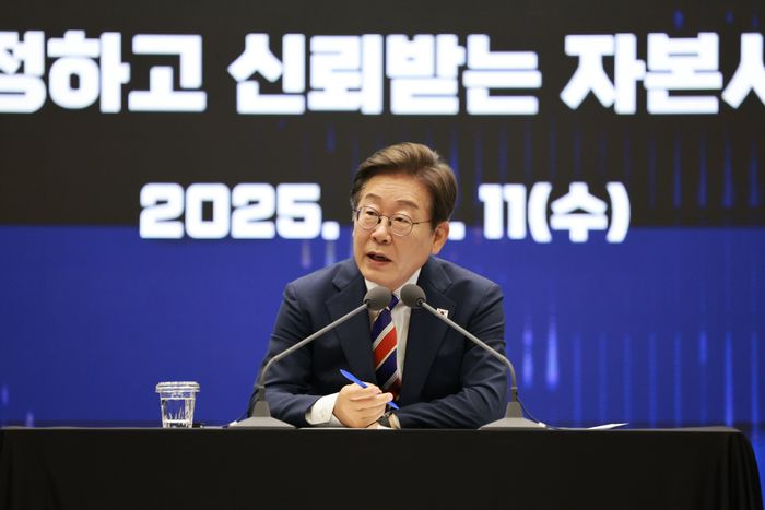 이재명 대통령이 2025년 06월 11일 서울 영등포구 한국거래소에서 열린 주식시장 불공정거래 근절을 위한 현장 간담회에서 참석자의 질문에 답하고 있다. ⓒ뉴시스