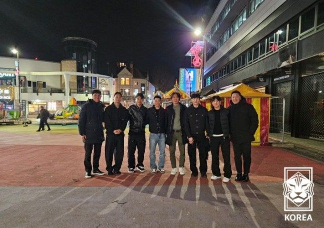 지난달 영국에서 활약하는 대표팀 선수들 만난 홍명보 감독과 코치진. ⓒ KFA