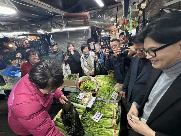 한동훈 전 국민의힘 대표가 22일 서울 동대문구 경동시장에 위치한 한 가게에서 미나리를 구매하고 있다. ⓒ데일리안 오수진 기자