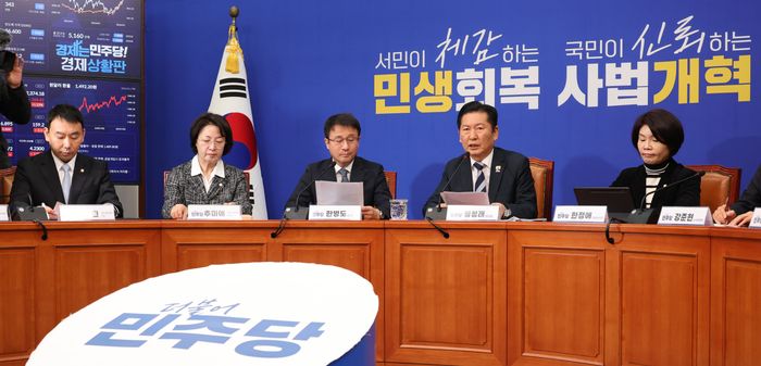 정청래 더불어민주당 대표가 17일 오전 서울 여의도 국회에서 검찰개혁 관련 긴급 기자회견을 하고 있다.ⓒ뉴시스