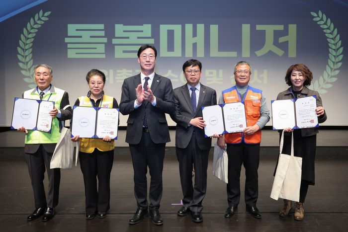 지난 2월 열린 화성시 바로이웃 통합돌봄 돌봄매니저 발대식에서 돌봄매니저들이 위촉장을 받고 있다. ⓒ화성시 제공