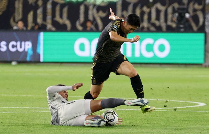 상대 수비수 2명의 퇴장을 유도한 손흥민. ⓒ AFP/연합뉴스