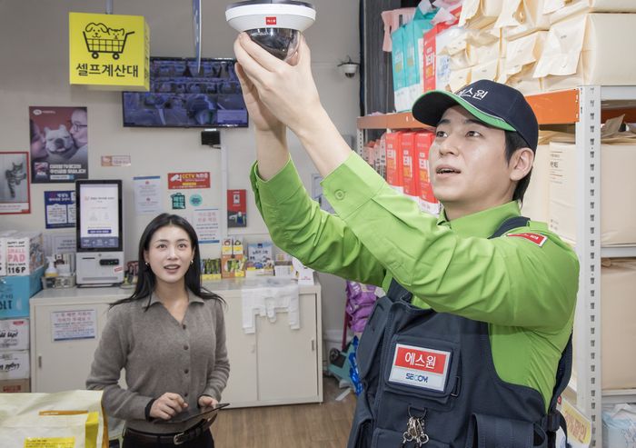 에스원 직원이 무인매장에 설치된 AI CCTV의 작동 상태를 점검하고 있다.ⓒ에스원