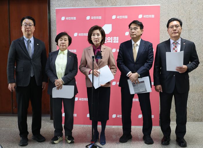 나경원 국민의힘 의원 등 국회 법제사법위원회 위원들이 16일 오후 국회에서 긴급기자회견을 열고 법사위 현안 관련 발언을 하고 있다. ⓒ뉴시스