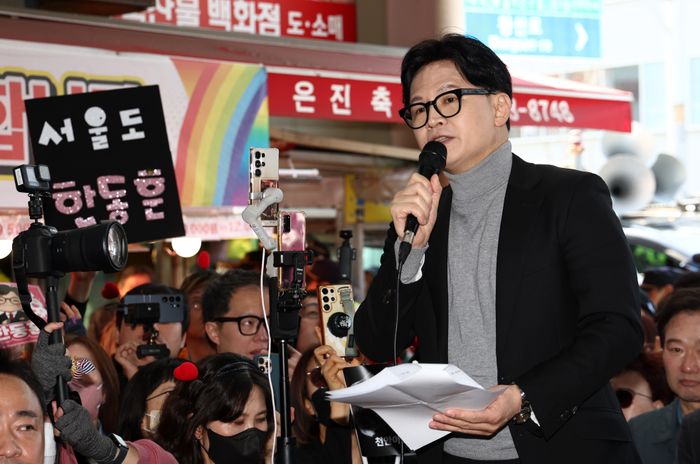 한동훈 전 국민의힘 대표가 22일 오후 서울 동대문구 경동시장을 방문해 지지자들 앞에서 연설하고 있다. ⓒ 뉴시스