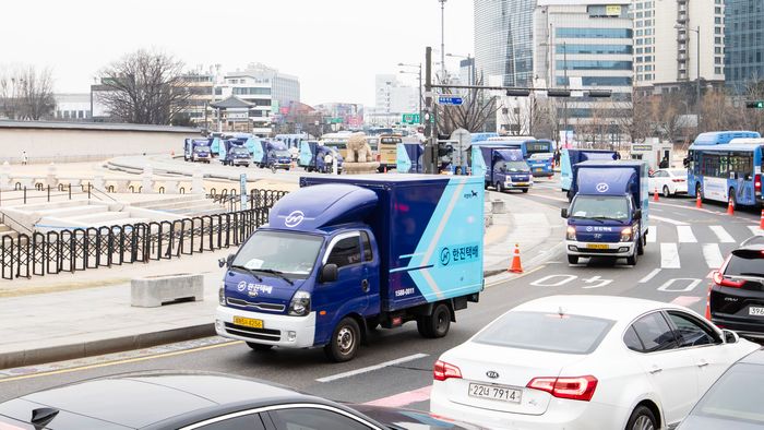 2026 서울마라톤 참가자 물품을 싣은 한진 차량이 잠실종합운동장으로 이동을 하고 있다.ⓒ한진
