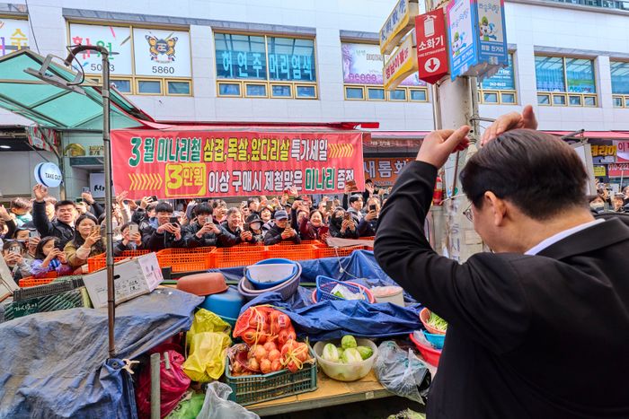 이재명 대통령이 15일 경남 창원시 성산구 반송시장에서 시민들을 향해 하트를 만들어보이고 있다.ⓒ청와대 제공