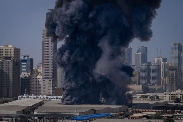 지난 1일 아랍에미리트(UAE) 두바이 한 산업단지에서 이란의 보복 공격 이후 검은 연기가 치솟아 오르고 있다. ⓒ AP/뉴시스