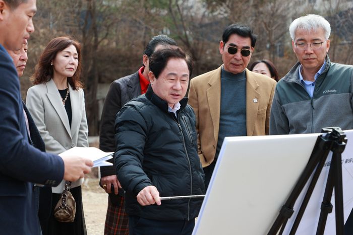 주광덕 남양주시장이 지난 2023년 3월 오남읍 복합문화시설 조성 현장을 방문하는 모습ⓒ