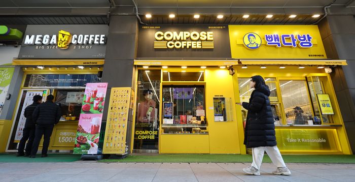 서울 시내 한 상가에 입점한 저가 커피 브랜드 매장들의 모습.ⓒ뉴시스