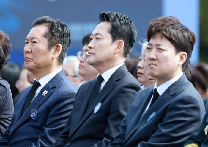 정청래 더불어민주당 대표, 장동혁 국민의힘 대표, 이준석 개혁신당 대표(왼쪽부터)가 27일 국립대전현충원에서 열린 제11회 서해수호의 날 기념식에서 이재명 대통령의 기념사를 듣고 있다. ⓒ뉴시스
