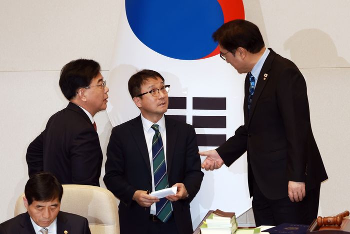 우원식 국회의장과 한병도 더불어민주당 원내대표, 송언석 국민의힘 원내대표가 12일 서울 여의도 국회에서 열린 제433회 국회(임시회) 제1차 본회의에서 대화하고 있다. ⓒ뉴시스