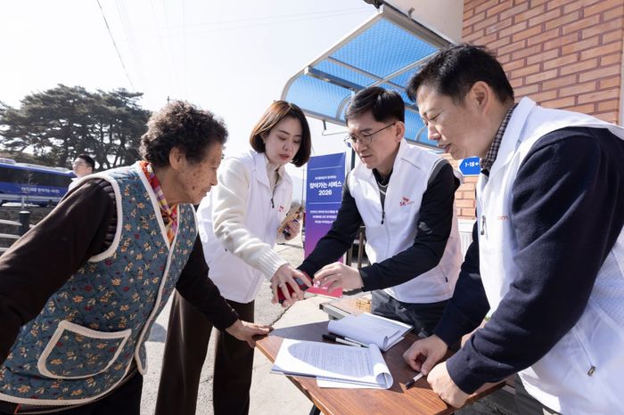 고객들이 SKT의 ‘찾아가는 서비스’에 참여하고 있는 모습.ⓒSKT