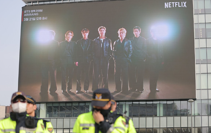 광화문광장 재생되는 BTS 공연 홍보 영상. ⓒ연합뉴스