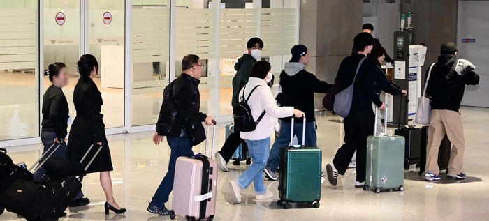 미국·이스라엘과 이란의 군사 충돌 여파로 중동 정세 불안이 고조되는 가운데 아랍에미리트(UAE) 두바이에 체류 중인 한국인 관광객이 5일 인천국제공항 제2터미널을 통해 귀국하고 있다. ⓒ뉴시스