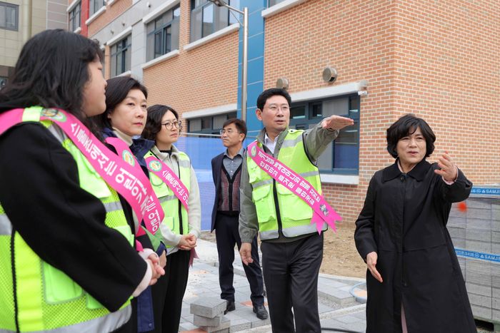 이상일 용인특례시장이 30일 기흥구 신갈초등학교를 찾아 어린이 안심골목과 승하차 구역 등 현장을 살펴 보고 있다. ⓒ용인시 제공