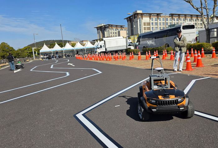 대학생팀이 만든 자율주행차가 레이스에 앞서 시범 운행을 하고 있다. ⓒ한국자동차기자협회